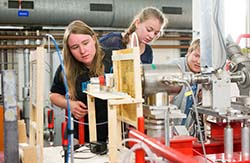 Die Schülerinnen und Schüler haben zwei Wochen lang an einem Experiment zur sogenannten Vielfachstreuung von relativistischen Elektronen gearbeitet. (Foto: Stefan F. Sämmer)