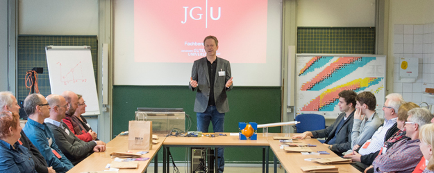 SWR-Moderator Martin Seidler begrüßte 22 Landesschau-Zuschauerinnen und Zuschauer zum SWR-Erlebnistag auf dem Gutenberg-Campus. <small>(Foto: Peter Pulkowski)</small>