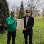Visiting Professor Dr. Gradhand erhält Urkunde