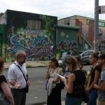 Besprechung in Brooklyn