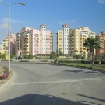 Dreamland: Gated Community – organisierte Form der Segregation mit geschlossenen, bewachten Wohnkomplexen (Sheikh Zayed City/ 6th October City – Satellitenstadt Kairos, “Neu-Kairo“) nur 20 % der Fläche ist bebaut, 80% Grünflächen © Domm 2013