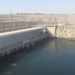Hochstaudamm (bei Assuan): Bau 1960-1971 zur Regulation der benötigten Wassermenge, Neulandgewinnung, Stromproduktion und Schiffbarkeit © Domm 2013