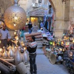 Khan El-Khalili (Altstadt von Kairo): zentraler Sûq, Einkaufsort für Touristen und Versorgung der ärmeren Bevölkerung (früher Wirtschaftszentrum) © Domm 2013