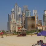 Strand mit Blick auf den Stadtteil Dubai Marina