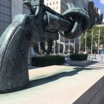 New York City: „Knotted Gun“ vor dem UNO-Hauptquartier (© Christina Kerz)