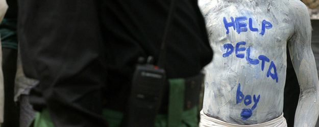 Ein junger Mann hat sich während einer Protestkundgebung am Isaac-Adaka-Boro-Gedenktag »HELP DELTA BOY« auf seinen Körper geschrieben. Kaiama, Bayelsa State, 2005 (Foto/©: George Osodi)