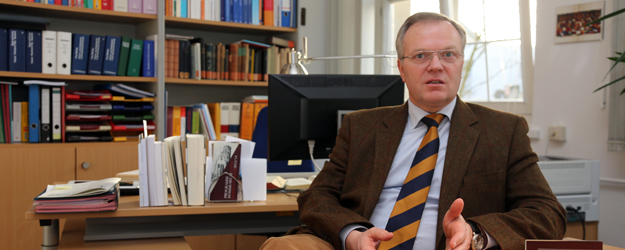 Prof. Dr. Matthias Pulte von der Katholisch-Theologischen Fakultät der JGU ist an dem Forschungsprojekt zur Aufarbeitung des Missbrauchsskanals in der katholischen Kirche beteiligt. (Foto: Stefan F. Sämmer)