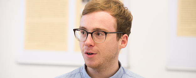 Maximilian Künster untersuchte im Rahmen seiner Magisterarbeit die Feldpost von Alumnen des Mainzer Priesterseminars aus dem Ersten Weltkrieg. (Foto: Peter Pulkowski)