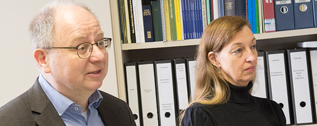Prof. Dr. Claus Arnold und Alexandra Nusser betreuen und koordinieren das EU-Projekt ReIRes an der JGU. (Foto. Peter Pulkowski)
