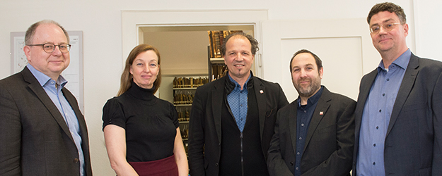 Prof. Dr. Claus Arnold, Alexandra Nusser, JGU-Vizepräsident Prof. Dr. Stephan Jolie und Prof. Dr. Andreas Lehnardt begrüßen den ersten ReIRes-Stipendiaten, Leor Jacobi (2.v.r.), an der JGU. (Foto: Peter Pulkowski)