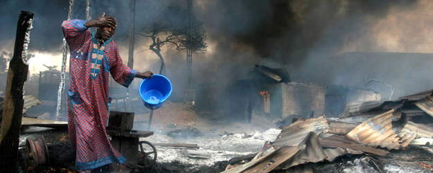 Eine Pipeline wurde in der Nacht davor von einer bewaffneten Bande angezapft und geriet in Brand, als die Anrainer den ausgelaufenen Treibstoff aufsammelten. Lagos, 26. Dezember 2006 (Foto/©: Akintunde Akinleye)