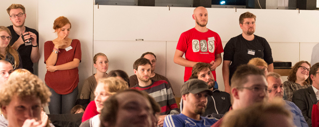 Joshua Kullmann (stehend, 2.v.r.) und Philipp Dietl (stehend, r.) präsentieren Grand Theft Auto V. (Foto: Peter Pulkowski)