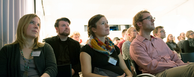 Dr. Jasmin Bastian (l.) und Dr.Lena Groß (Mitte) im Publikum des 1. Public Gaming Events in Mainz. (Foto: Peter Pulkowski)