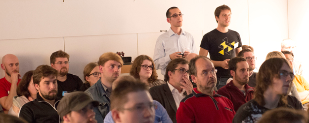 Robert-André Vettel (stehend l.) und Philipp Schumacher (stehend r.) präsentieren und kommentieren im Rahmen des 1. Public Gaming Event in Mainz das Spiel Portal II. (Foto: Peter Pulkowski)