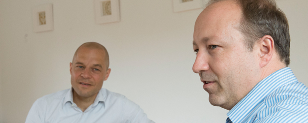(v.l.) Prof. Dr. Jurij Ryschka, Vorstandsvorsitzender des Vereins für Wirtschaftspsychologie, und Vorstandsmitglied Univ.-Prof. Dr. Thomas Rigotti vom Institut für Psychologie der JGU (Foto: Peter Pulkowski)