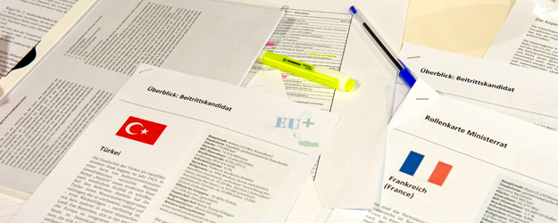 Am ersten Tag wurden die Schüler mit einem kurzen Dossier zum jeweiligen Land und dessen Interessen auf ihre Rollen als Minister vorbereitet. (Foto: Peter Pulkowski)