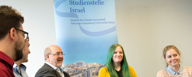 Alfred Wittstock (Mitte) leitet die Studienstelle Israel am Institut für Politikwissenschaft der JGU. <small>(Foto: Peter Pulkowski)</small>