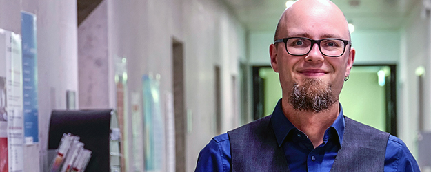 Juniorprof. Dr. Sascha Dickel forscht am Institut für Soziologie der JGU im Arbeitsbereich Mediensoziologie unter anderem zur digitalen Partizipation. (Foto: Stefan F. Sämmer)