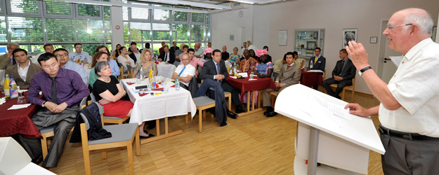 Theo Rous, Ehrenpräsident des Deutschen Leichtathletik-Verbands, zeigt sich von der Arbeit der Auslandstrainerschule Mainz begeistert. (Foto: Uwe Feuerbach)