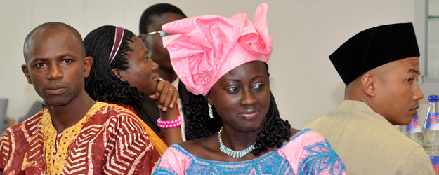 Adama Djitté (Mitte) aus dem Senegal ist eine von 12 Absolventinnen und Absolventen des 35. Studienkurses an der Auslandstrainerschule Mainz. (Foto: Uwe Feuerbach)