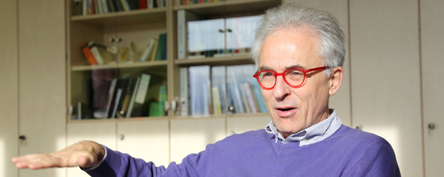 Prof. Dr. Wolfgang Schöllhorn wollte anhand der Studie unter anderem feststellen, ob sich Spitzensportler an der JGU wohlfühlen und wo noch Verbesserungspotential besteht. (Foto: Stefan F. Sämmer)