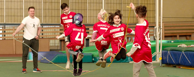 Auch das gemeinsame Seilspringen brachte Kinder verschiedensten Alters und unterschiedlichster Herkunft zusammen. (Foto: Stefan F. Sämmer)