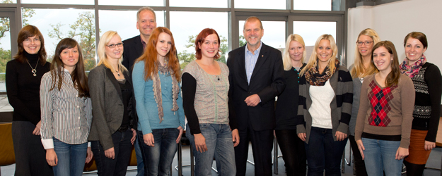 (v.l.) Simone Gerhards, Lisa Bayer, Dr. Christoph Schallert, Jennifer Weimann, Saskia Kerksieck, Justizminister Jochen Hartloff, Natascha Becker, Christina Hüttenrauch, Susan Weltz, Patricia Richter und Nina Weil (Foto: Peter Pulkowski)