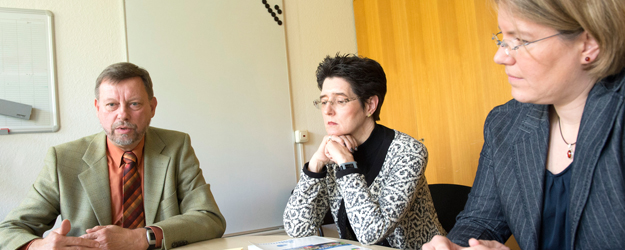 (v.l.) PD Dr. Peter Kaatsch, PD Dr. Claudia Spix und Dr. Desiree Grabow leiten das Deutsche Kinderkrebsregister an der Universitätsmedizin Mainz. (Foto: Peter Pulkowski)