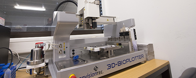 Mit dem 3-D-Drucker kann das Team um Prof. Dr. Werner E. G. Müller passgenau innovative Implantate produzieren. (Foto: Peter Pulkowski)