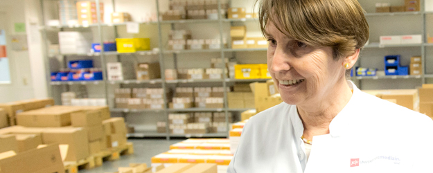 Direktorin Prof. Dr. Irene Krämer im Lager der Apotheke der Universitätsmedizin Mainz (Foto: Peter Pulkowski)