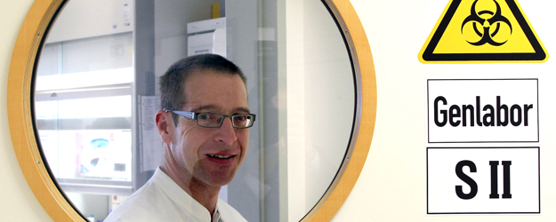 Chemiker, Biologen, Bioinformatiker, Mediziner und Pharmazeuten ganz unterschiedlicher Institute arbeiten daran, Forschungsketten zu bilden, die bei der Gewinnung von Naturstoffen beginnen. (Foto: Stefan F. Sämmer)