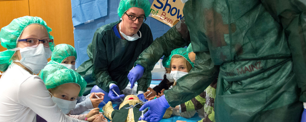 Die Teddyklinik Mainz verfügt sogar über einen OP, wo Plüschtiere wie Benny operiert werden können. (Foto: Peter Pulkowski)