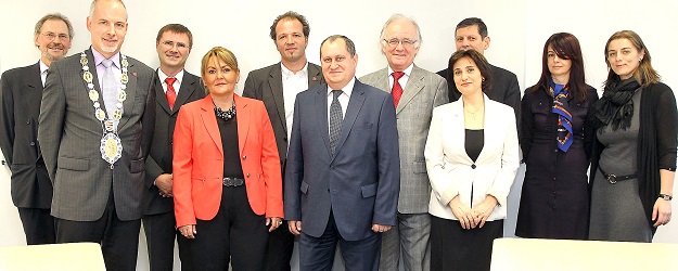 Eröffnung des Lektorats an der JGU mit Staatsekretär im Rumänischen Außenministerium Radu Podgorean (vorn Mitte), Generalkonsul Mihail Botorog (5.v.r.) und Corinna Chertes (4.v.l.) vom Institut für Rumänische Sprache in Bukarest (Foto: Stefan F. Sämmer)