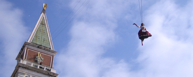 Mit dem Engelsflug, dem traditionellen Volo dell'Angelo, wird der Karneval in Venedig offiziell eröffnet. <nobr>(Foto/©: Julia Gehres, 2012)</nobr>