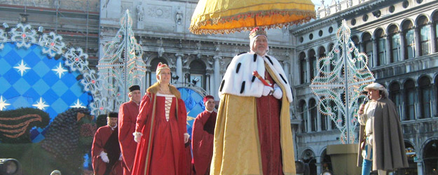 Ein weiteres traditionelles Element des venezianischen Karnevals ist der Umzug des Dogen auf dem Markusplatz, der sogenannte Corteo dogale. (Foto/©: Julian Schäfer, 2010)