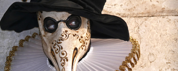 Der Medico Della Peste oder Pestdoktor ist eine imposante und bizarre Figur des venezianischen Karnevals. (Foto/©: Bernd Rückert, 2010)