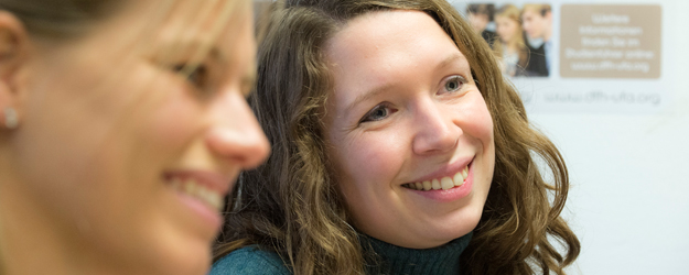 Tanja Herrmann (l.) und Catherine Dedié (r.) berichten von ihren Erfahrungen mit dem Deutsch-Französischen Doktorandenkolleg Mainz-Dijon. (Foto: Peter Pulkowski)