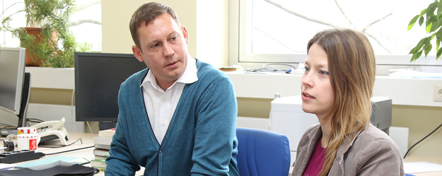 (v.l.) Jonathan Westwood und Dr. Bärbel Höttges haben gemeinsam mit Micha Edlich eine neue Lehr- und Lernplattform ins Leben gerufen, um online auf Schwächen und Stärken der Studierenden einzugehen. (Foto: Stefan F. Sämmer)