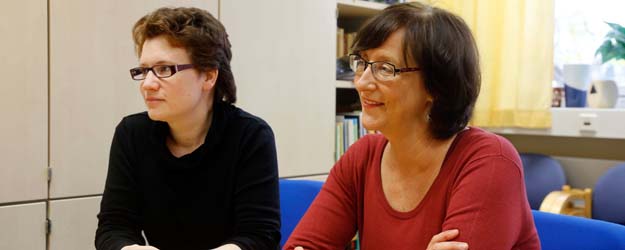 Prof. Dr. Anneli Sarhimaa (r.) und Nora Kruse (l.) koordinieren die Entwicklung eines Trainingsprogramms, das in verschiedenen Modulen die Relevanz von kleinen Sprachen aufzeigen soll. (Foto: Stefan F. Sämmer)