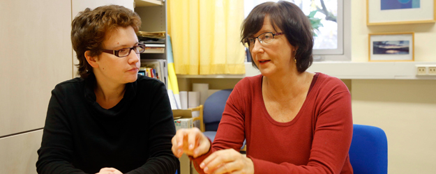 Prof. Dr. Anneli Sarhimaa (r.) und ihre Mitarbeiterin Nora Kruse (l.) wollen Regional- und Minderheitensprachen den Weg ins Internet ebnen. (Foto: Stefan F. Sämmer)