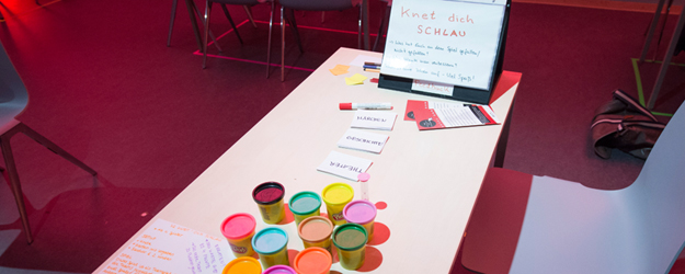 In der Werkschau in der Schule des Sehens präsentieren Studierende der Theaterwissenschaft mehr oder weniger ausgereifte Spieleprototypen, hier etwa ein Ratespiel mit Knete. (Foto: Peter Pulkowski)