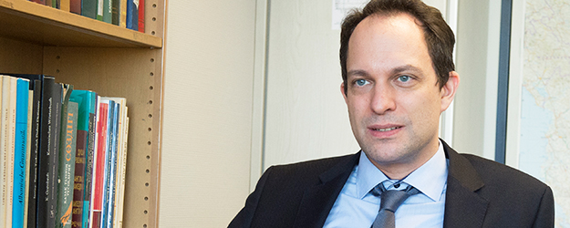 Julian Rentzsch studierte selbst an der JGU und kehrte 2017 nach Aufenthalten in Schweden, Ungarn und Mazedonien zurück an seine Alma Mater. (Foto: Peter Pulkowski)