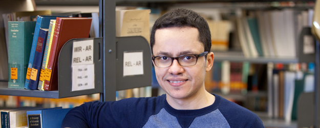 Mahmoud Hassanein arbeitet seit dem Jahr 2004 als Übersetzer, seit 2013 ist er wissenschaftlicher Mitarbeiter am Fachbereich -, Sprach- und Kulturwissenschaft (FTSK) in Germersheim. <small>(Foto: Britta Hoff)</small>