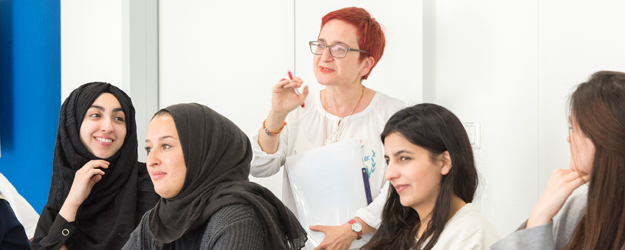 Gemeinsam mit Kolleginnen und Kollegen aus der Medizin und der Pharmazie hat Dr. Şebnem Bahadır das innovative Patientengespräche-Lehrprojekt ins Leben gerufen. (Foto: Peter Pulkowski)