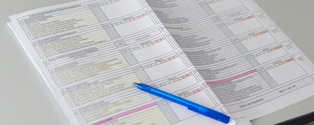 Im Nachgang zur Dolmetschinszenierung schätzen sich die Studierenden selbst ein und erhalten ein Feedback von ihren Mitstudierenden sowie den Lehrkräften. (Foto: Peter Pulkowski)