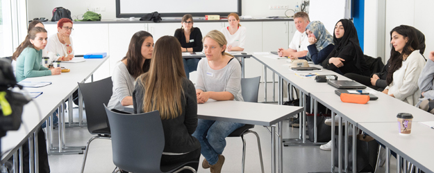 In Kleingruppen schlüpfen die Studierenden in die Rolle von Patientin, Ärztin und Dolmetscherin und inszenieren kurze Beratungsgespräche ohne lange Vorbereitung. (Foto: Peter Pulkowski)