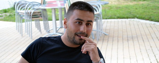 Der 24-Jährige ist vor einem Jahr aus der Türkei an den Fachbereich für Translations-, Sprach- und Kulturwissenschaft (FTSK) der Johannes Gutenberg-Universität Mainz (JGU) in Germersheim gekommen. (Foto: Maída Hernández)