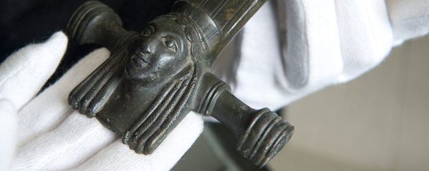 Schollmeyer präsentiert den fein gearbeiteten Bronzehenkel eines Trinkgefäßes aus dem 6. Jahrhundert v. Chr. (Foto: Peter Pulkowski)