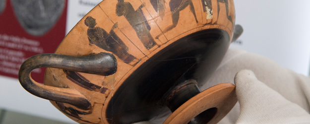 Die auf 540 v. Chr. datierte attische Trinkschale zeigt feine Figuren in Schwarz vom sogenannten Amasis-Maler. (Foto: Peter Pulkowski)