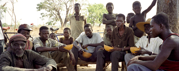 Der Häuptling und der Erdherr von Dadoune sowie weitere Zuhörer beim Interview, Provinz Ioba, Burkina Faso, Nov. 1997 (Foto: Carola Lentz)